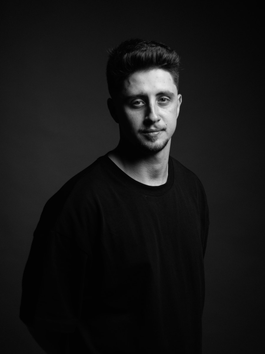 Daniel Llusiá, fundador de MacaronesianStreet, retrato frontal en blanco y negro