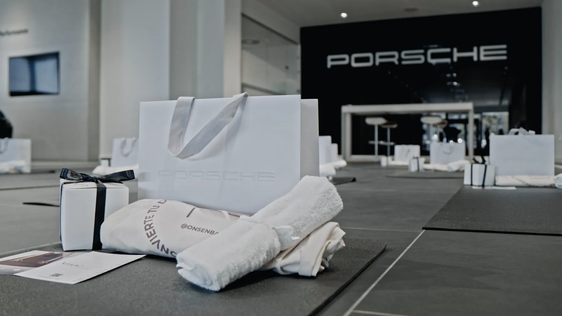 Bolsas de bienvenida en el concesionario Porsche