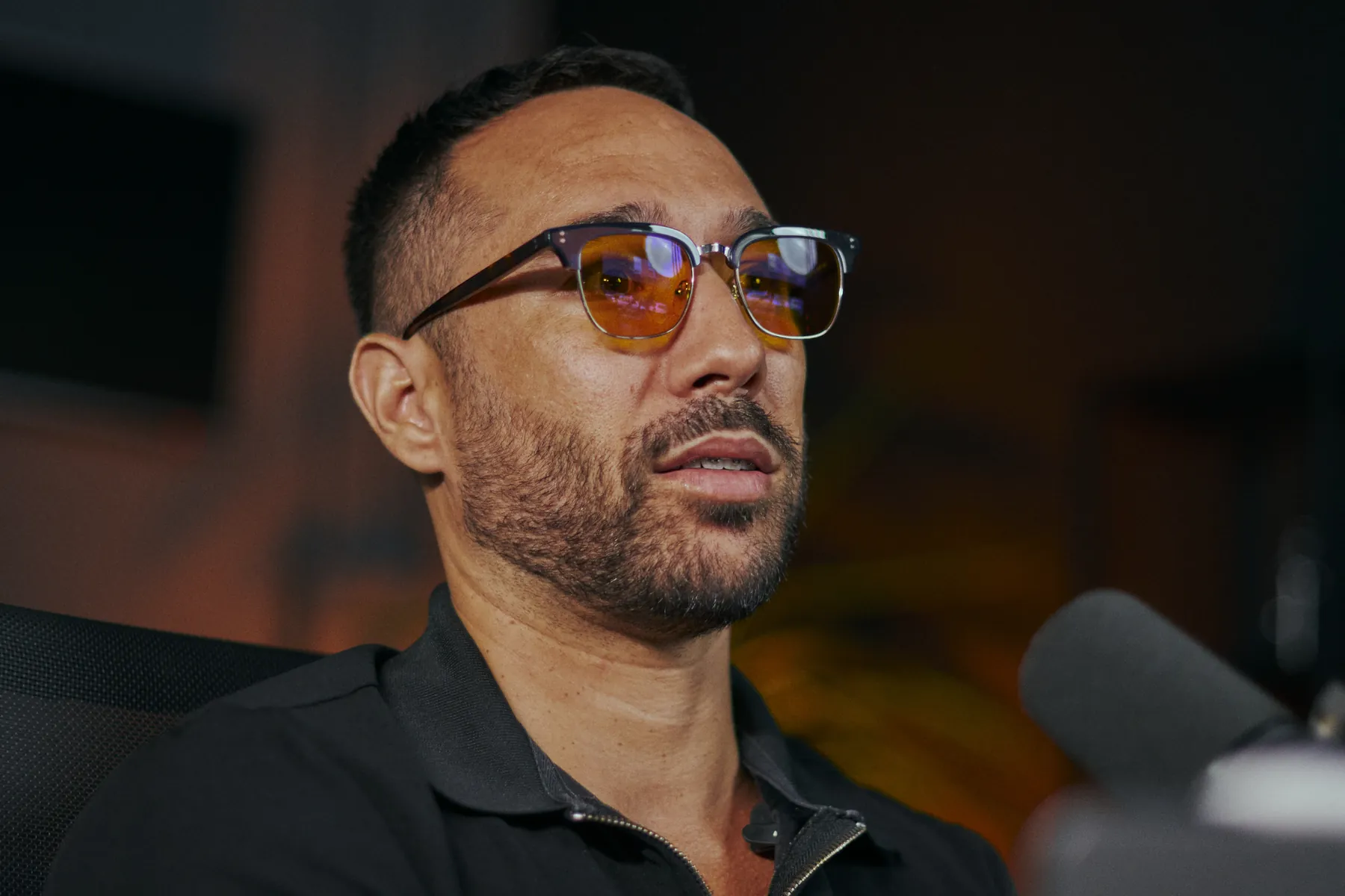 Paulo frente al micrófono