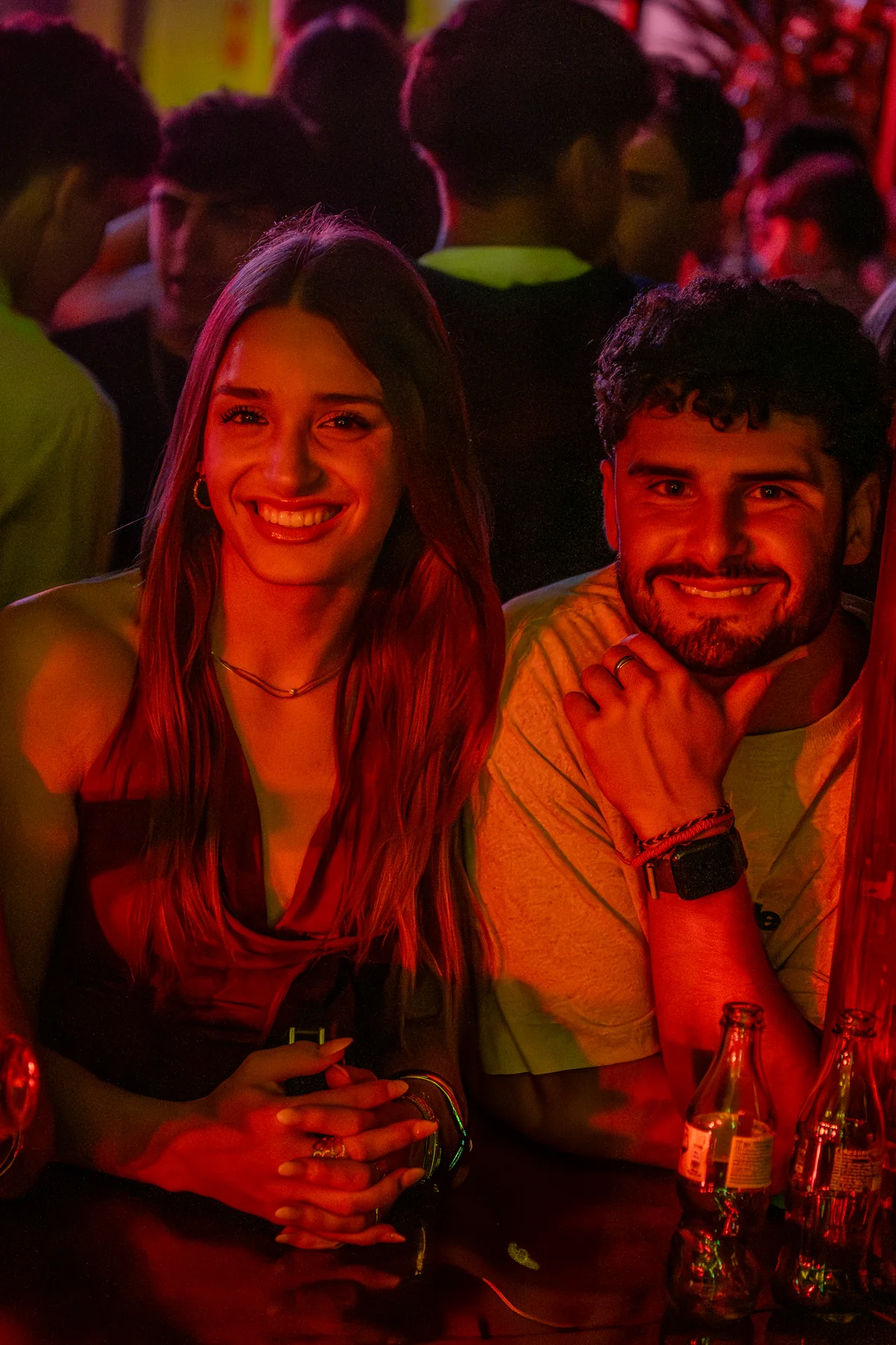 Una pareja sonríe en la barra