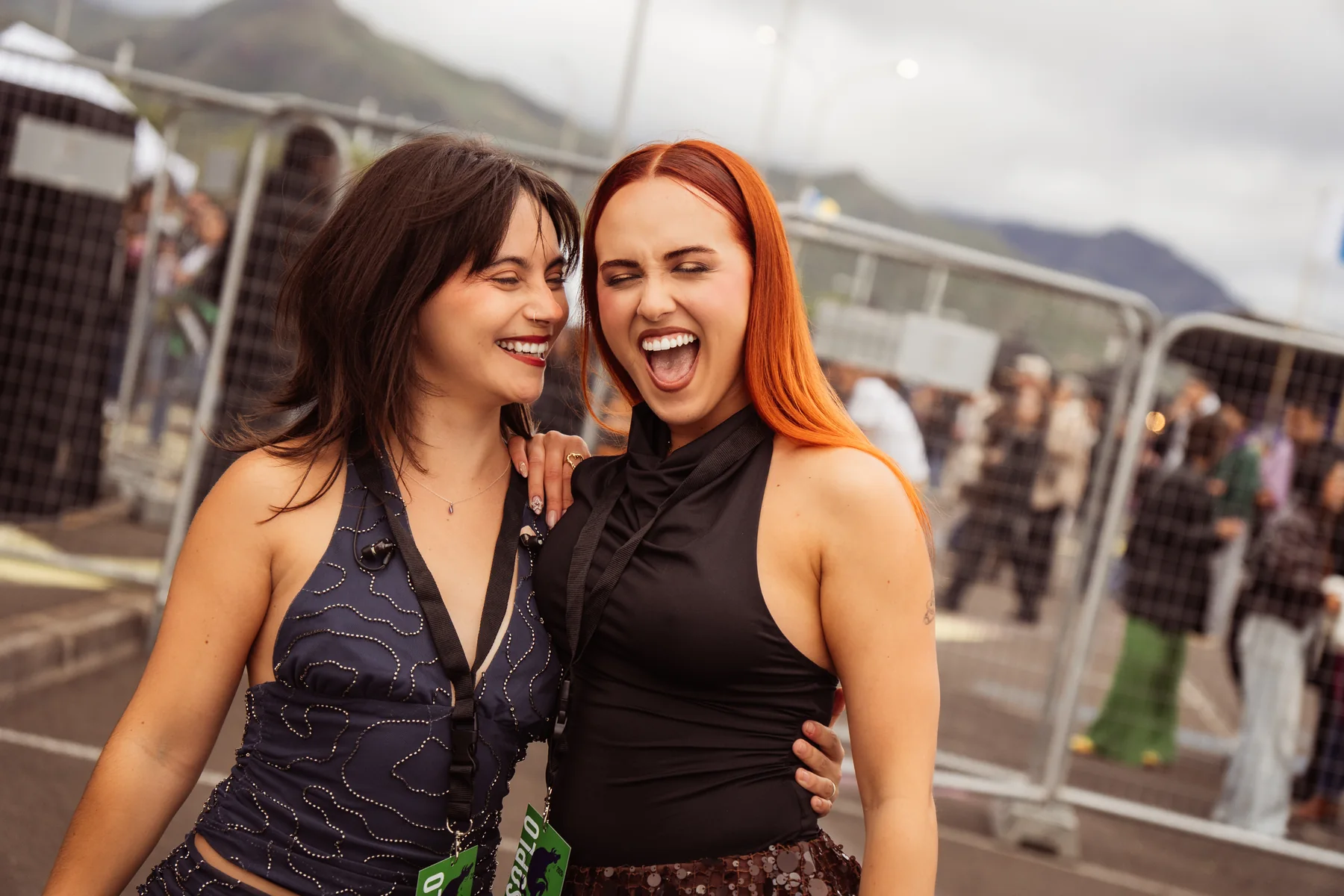 Sofía Dorta y Jhemma ríen junto a la valla del festival