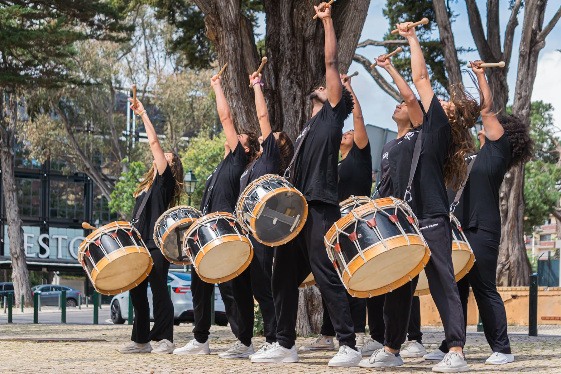 Grupo de percusión a la entrada del festival