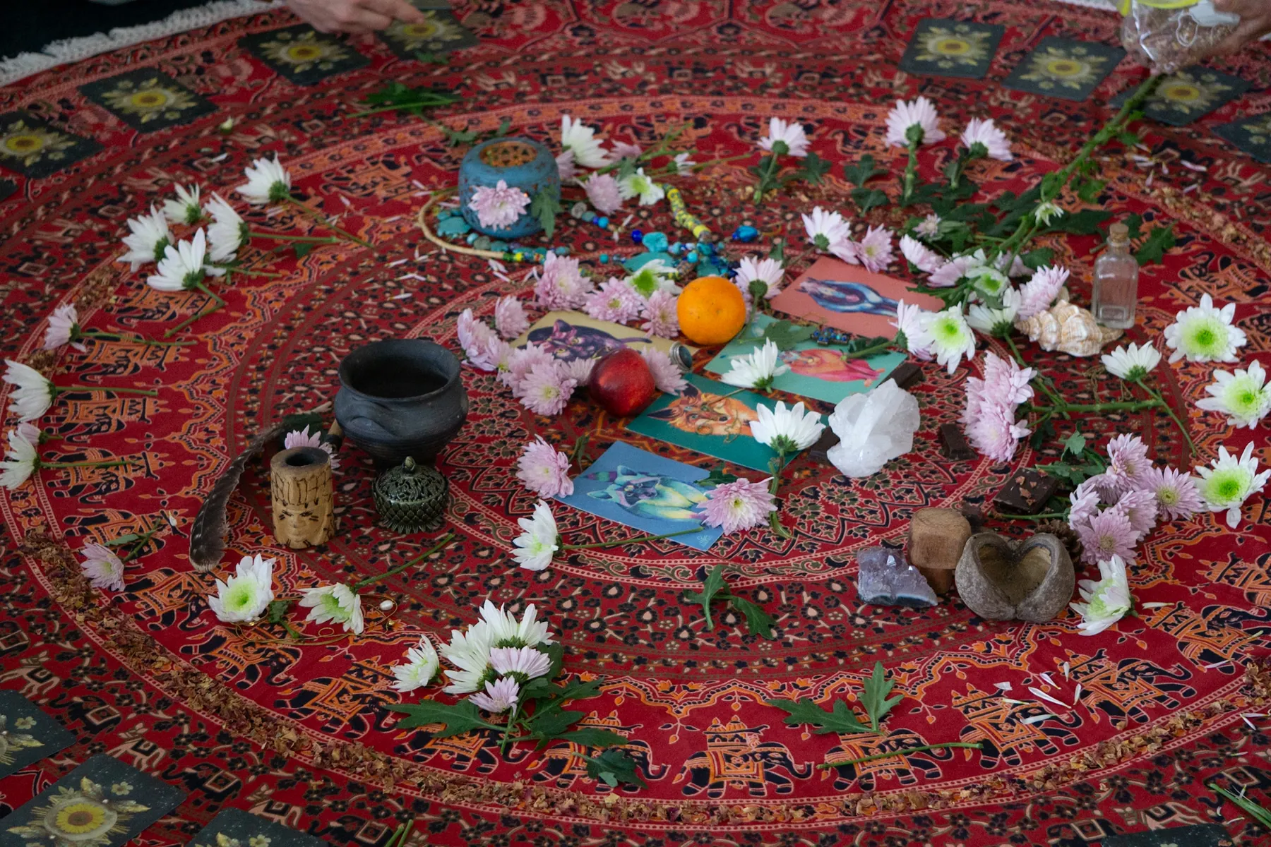 Mandala de flores en un taller