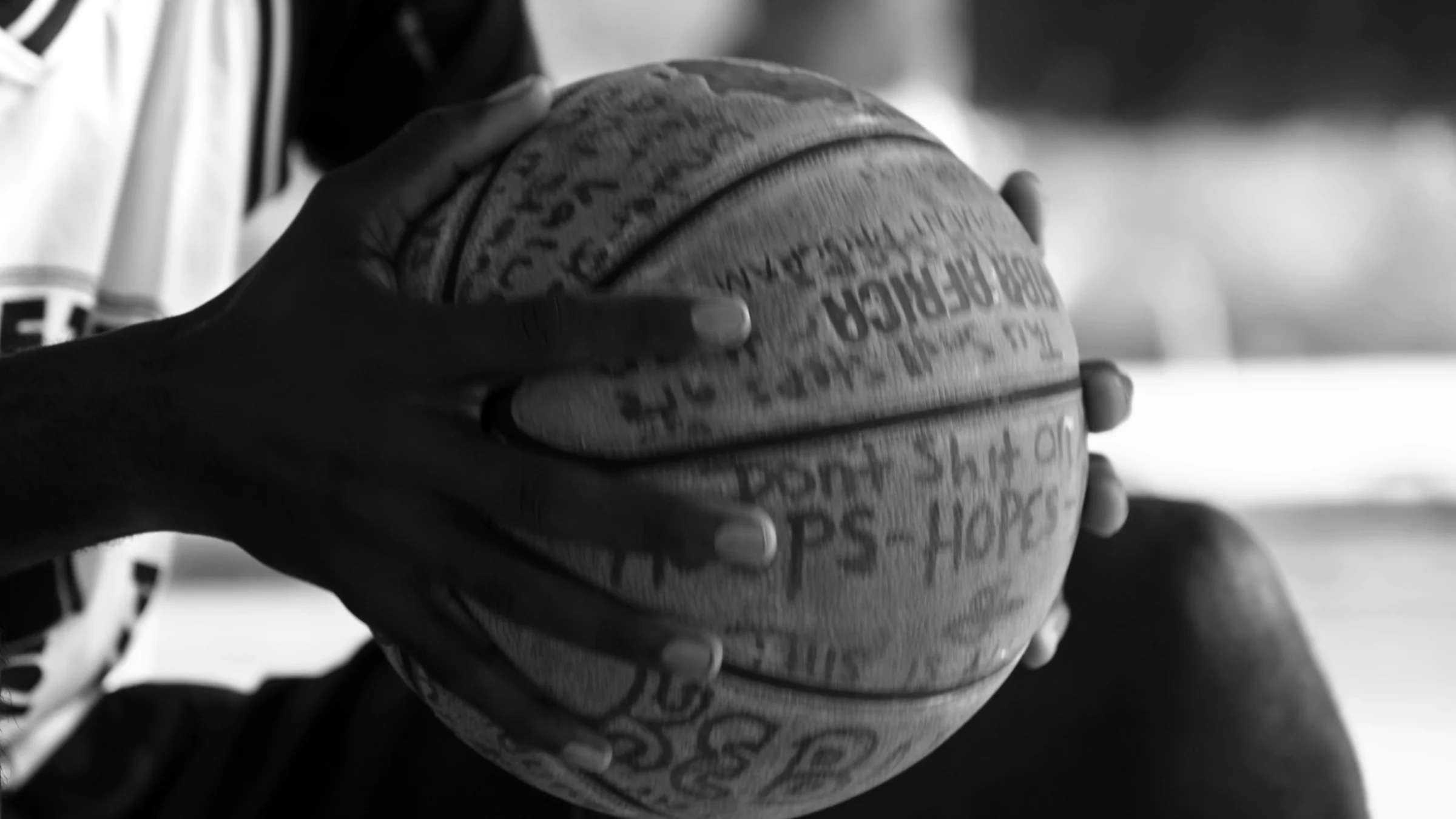 Manos sobre un balón firmado