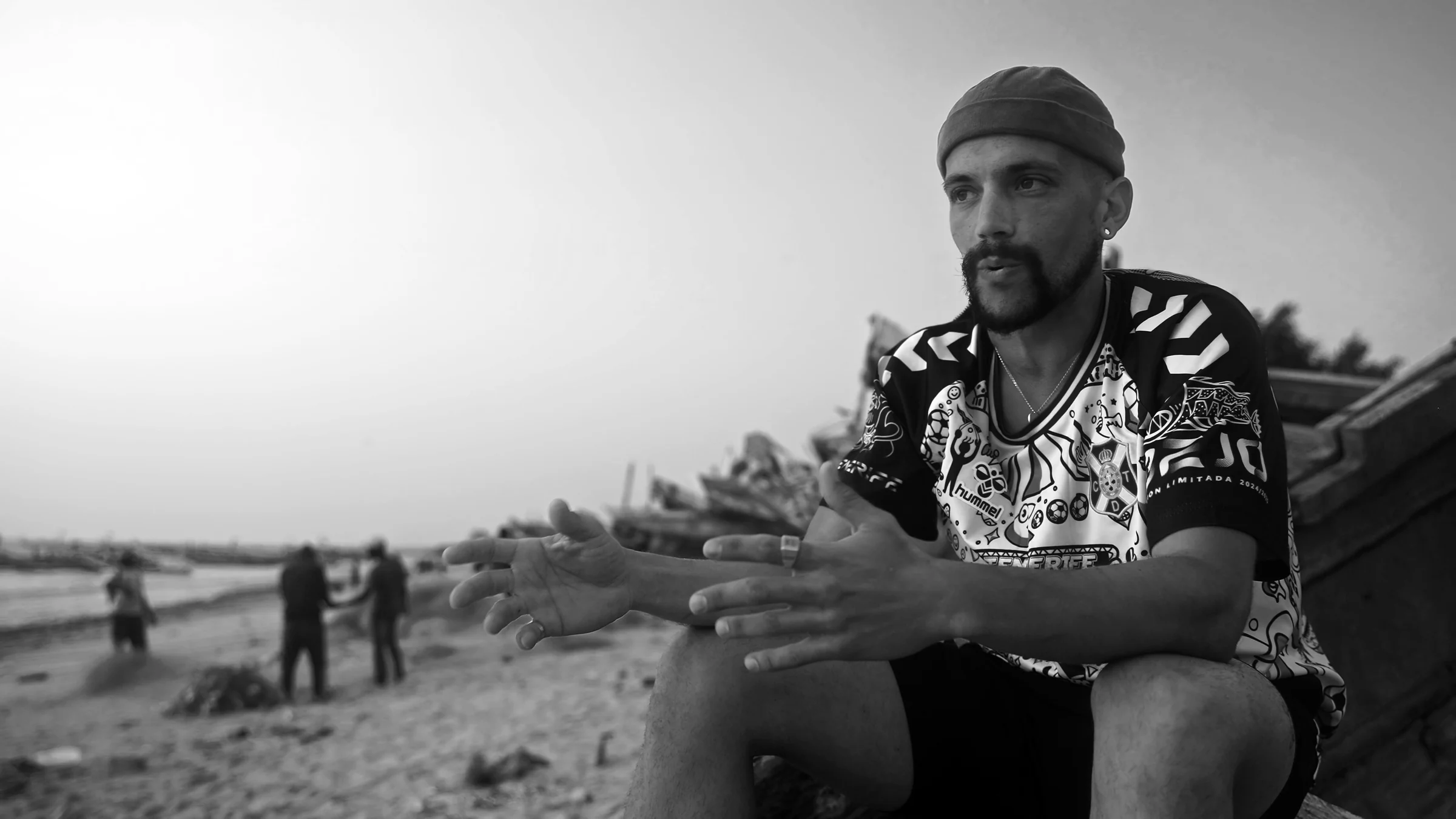Hombre habla en la playa al atardecer